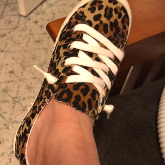 One pair left!!  Size 6 - Picture 3 of 5